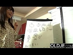 หนังโป๊xxxนักเรียนสาวญี่ปุ่นเย็ดกับครูสอนพิเศษโม๊กควยใหญ่ครูฝรั่งเข้าไปเย็ดท่าหมาแตกใส่ปากอีก